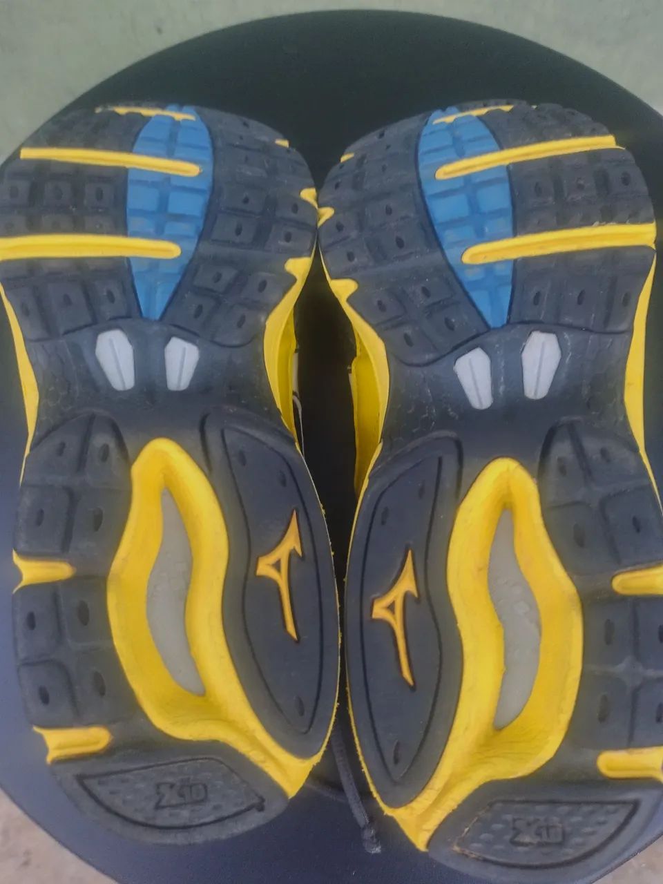 Tênis Mizuno Preto e Amarelo - Foto 5
