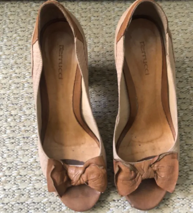 Sapato peep toe em couro nude/caramelo