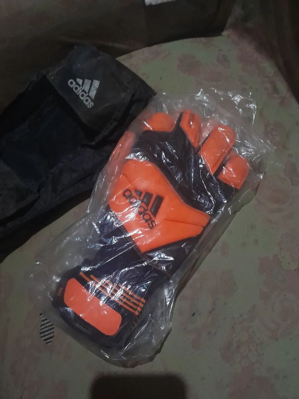 Luvas de Goleiro Adidas Pro - Tamanho 08 , usada ,mais tá em bom estado  - Foto 2