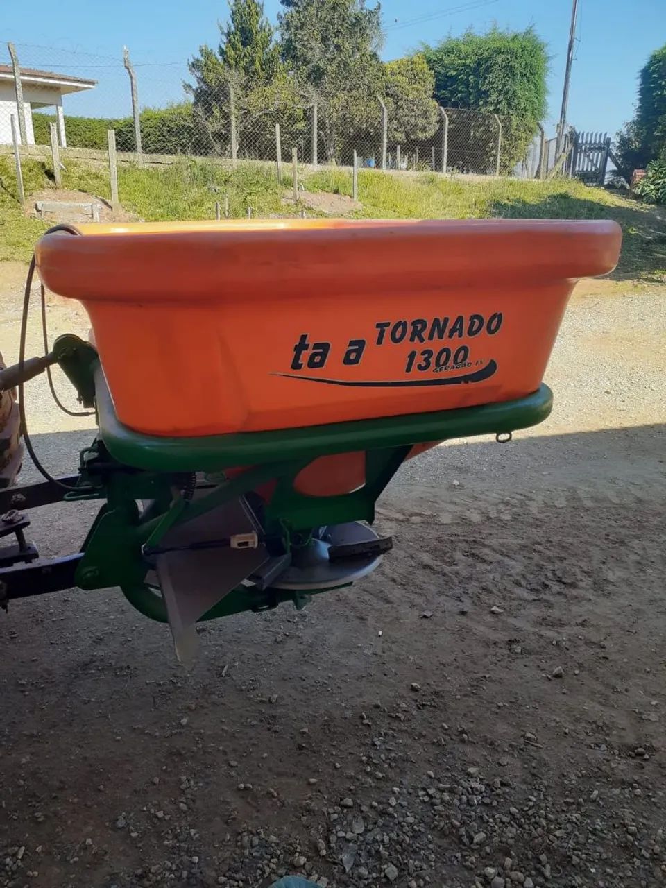 Distribuidor de fertilizantes e sementes STARA TORNADO 1300 - Foto 2