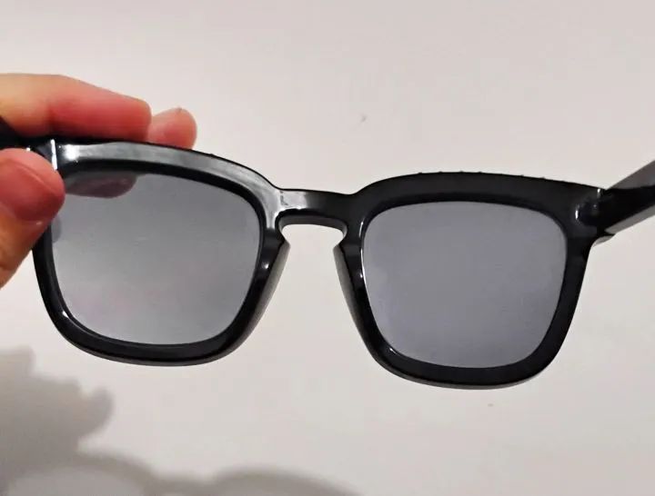 Óculos de Sol lente espelhada amarela com detalhes brilhosos e armação grossa - Foto 2