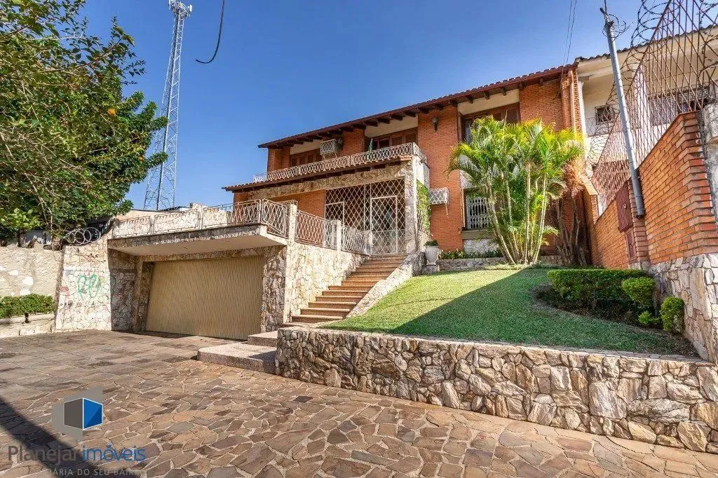 Casa sobrado no Partenon de 3 dormitórios e amplo pátio
