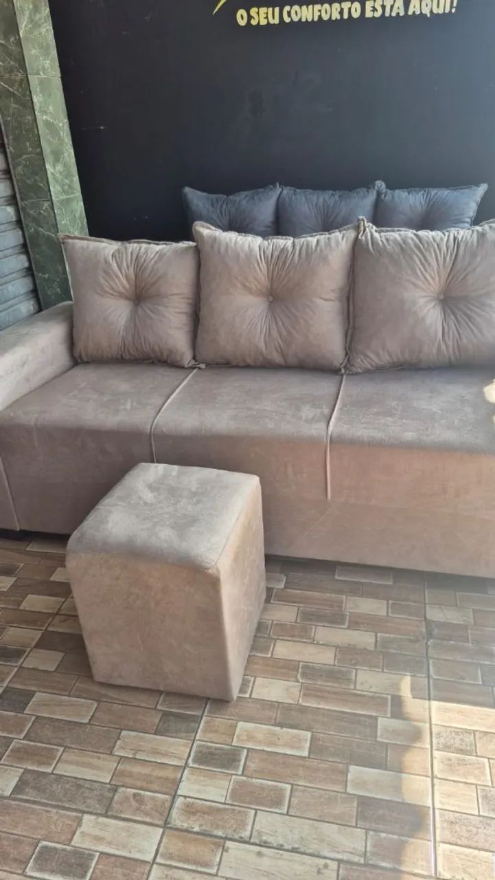 Sofá 3 lugares com puff rosa - Foto 3