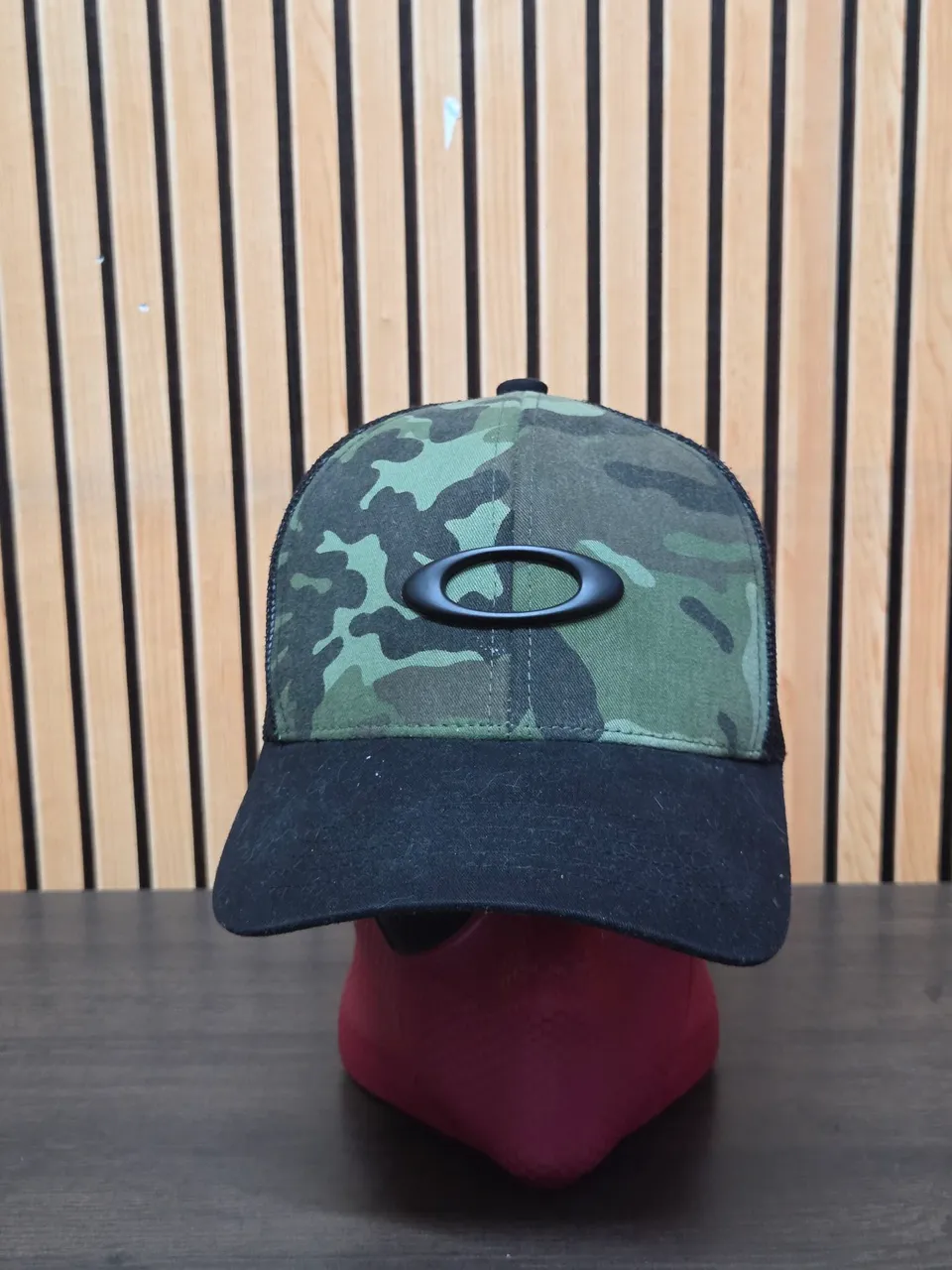 Boné Oakley camuflado com aba preta