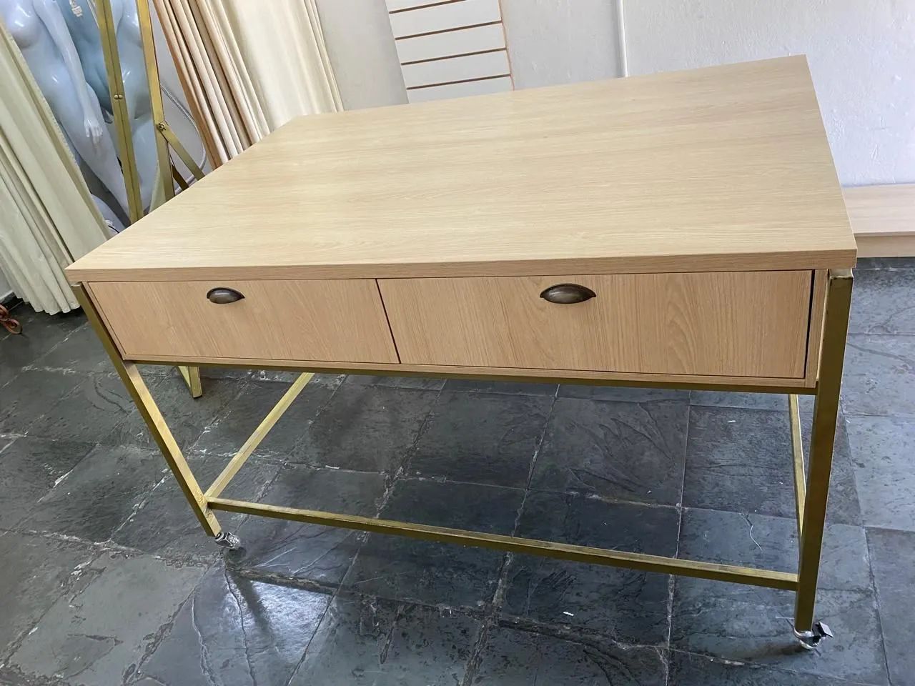 Provavador para Loja de Roupas, mesa, araras de parede e painel - Foto 2