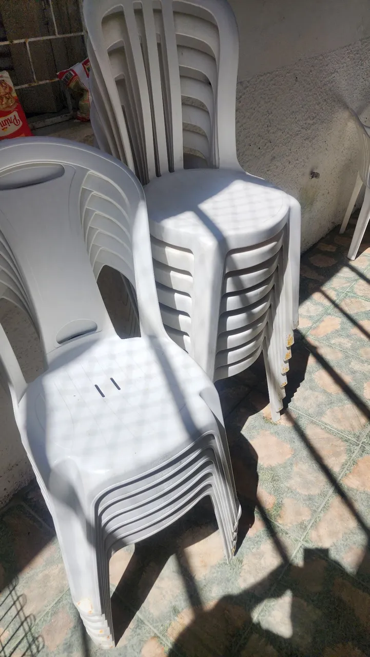 Cadeiras plásticas brancas empilháveis