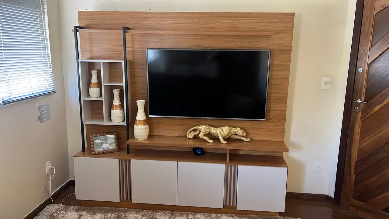 Painel para TV com rack e prateleiras