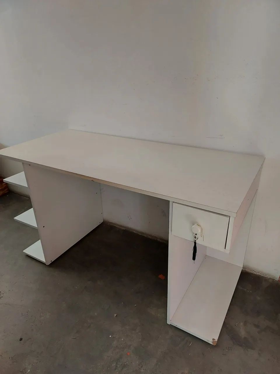 Escrivaninha Branca com Gaveta e Prateleiras
