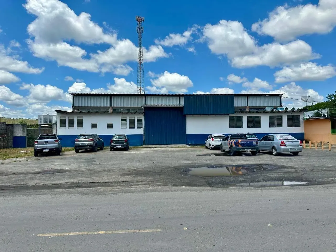 Galpão/Depósito/Armazém para aluguel tem 1300 metros quadrados