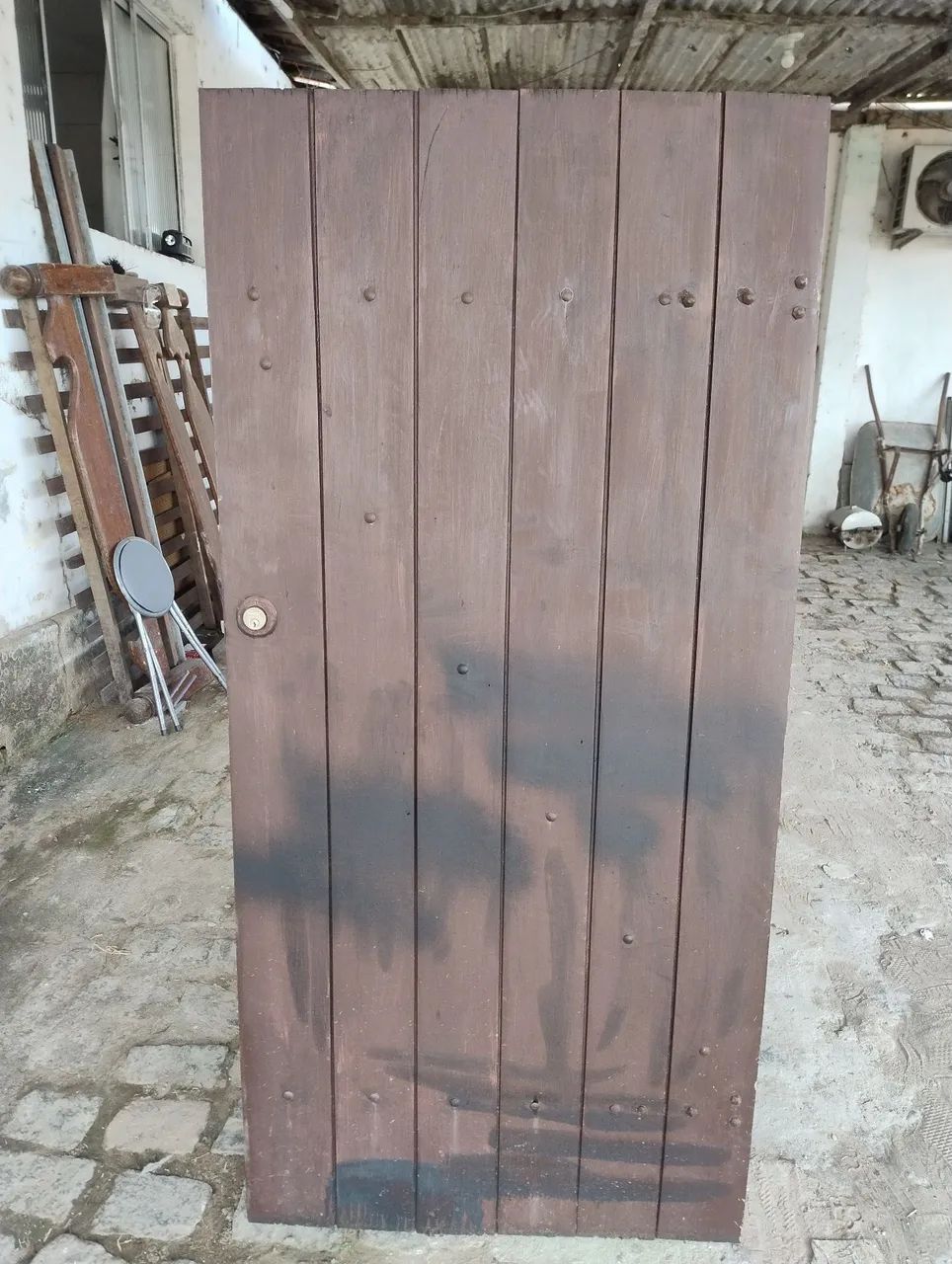 Portão em madeira ipê medindo , 1,58 altura x 0,80 largura. Com fechadura de sobre por pad