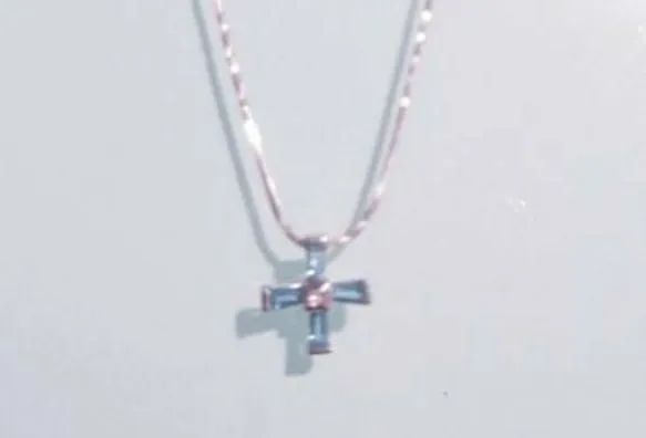 PINGENTE CRUZ, EM OURO BRANCO 18K, COM TOPÁZIOS E DIAMANTE. - Foto 4