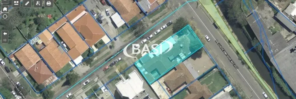 Terreno de esquina à venda no Bacacheri com 658,24 m²