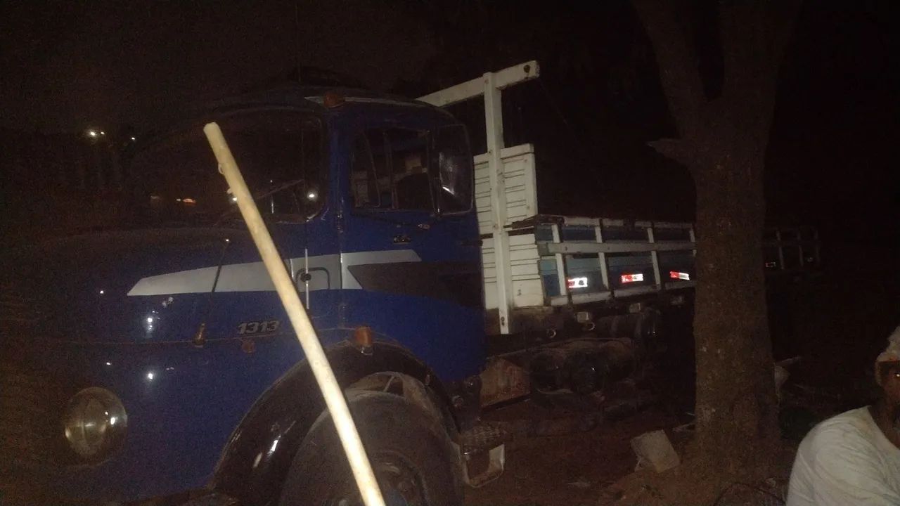 Vendo caminhão freio ar diferencial 10 furo freio a motor direção hidráulica  - Foto 5