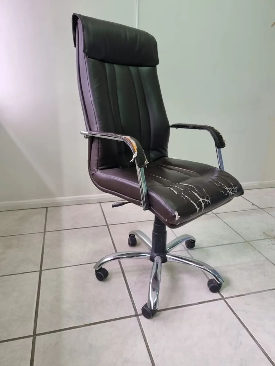 Cadeira de Escritório em Couro - Conforto e Elegância - Foto 5