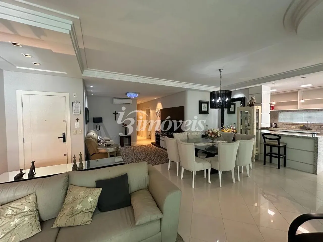 Apartamento para locação anual mobiliado, equipado e decorado, com 4 suítes, 2 vagas de ga