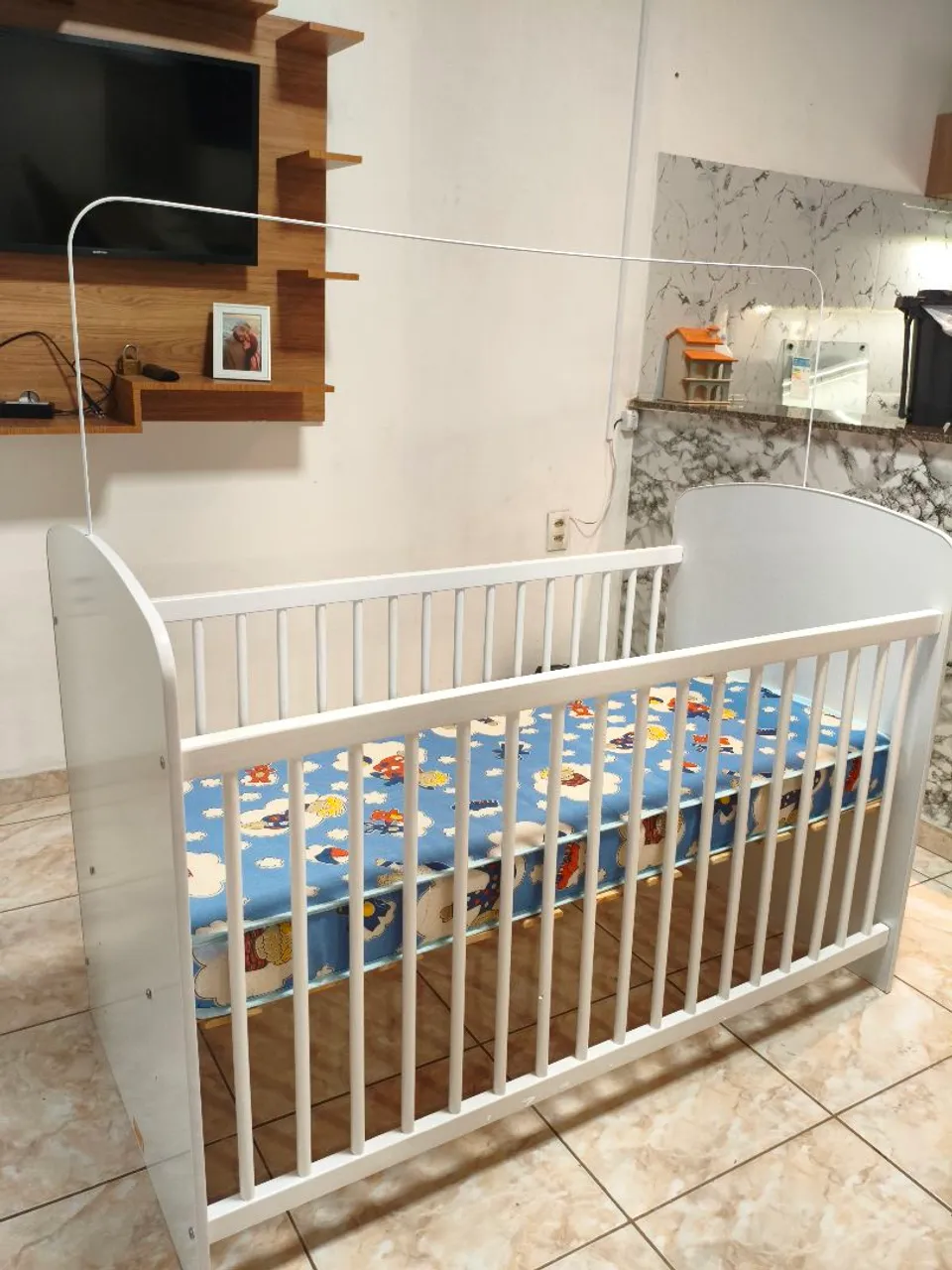 Berço branco com colchão infantil