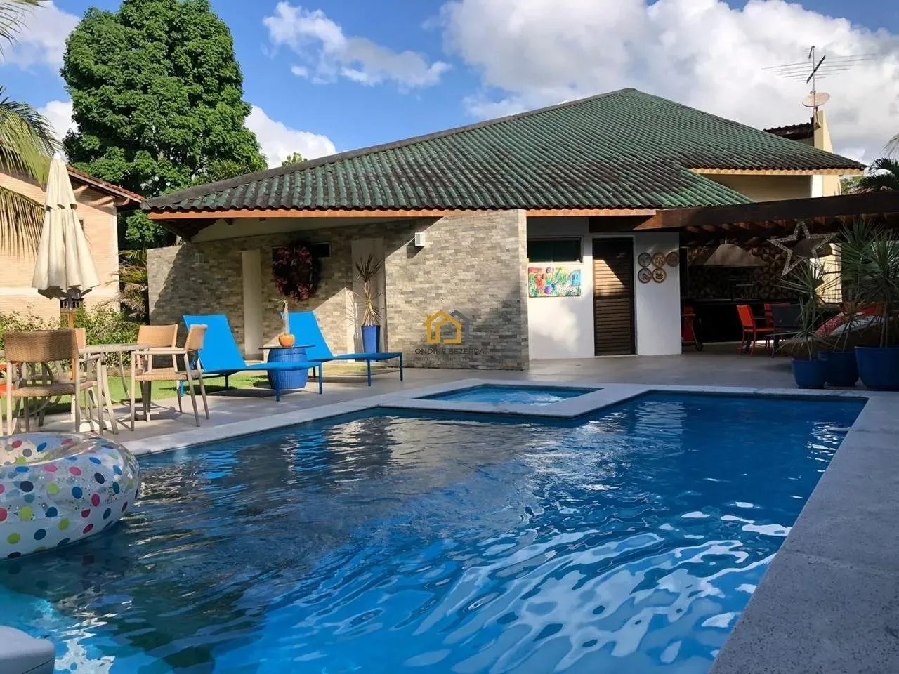Casa em condomínio de alto padrão em Aldeia, com 4 suítes, piscina, km 8
