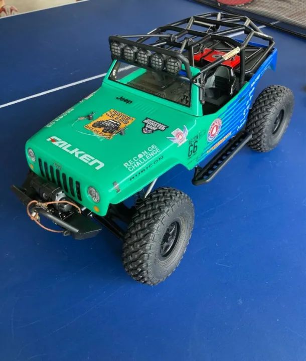 Carrinho de controle remoto rock crawler RC AXIAL SCX 1/10 - JEEP
