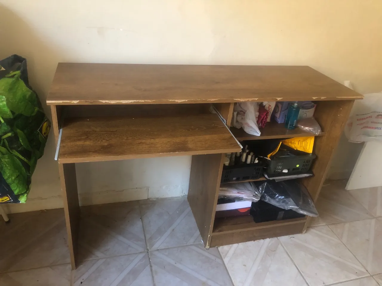 Mesa de Escritório com Gaveta Retrátil e Prateleiras