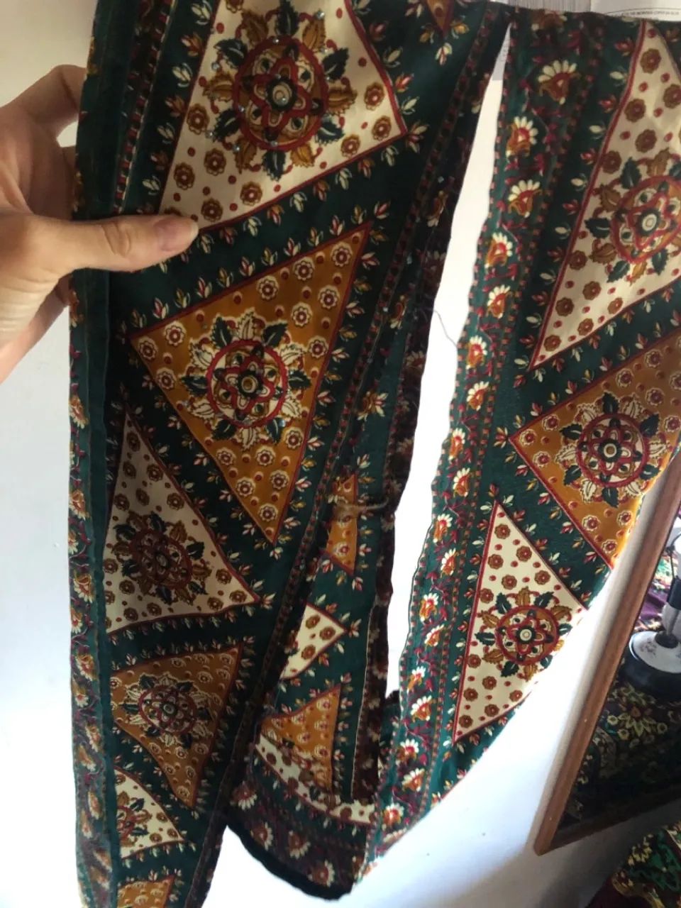 Lenço estampado com design floral e cores vibrantes - Foto 3