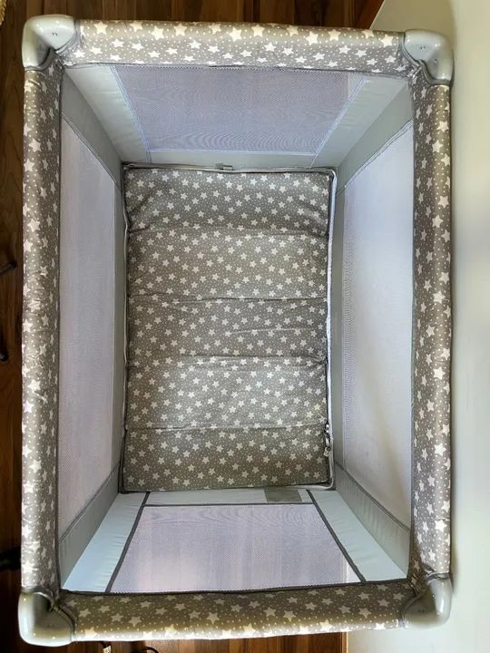 Berço portátil infantil com estrelas