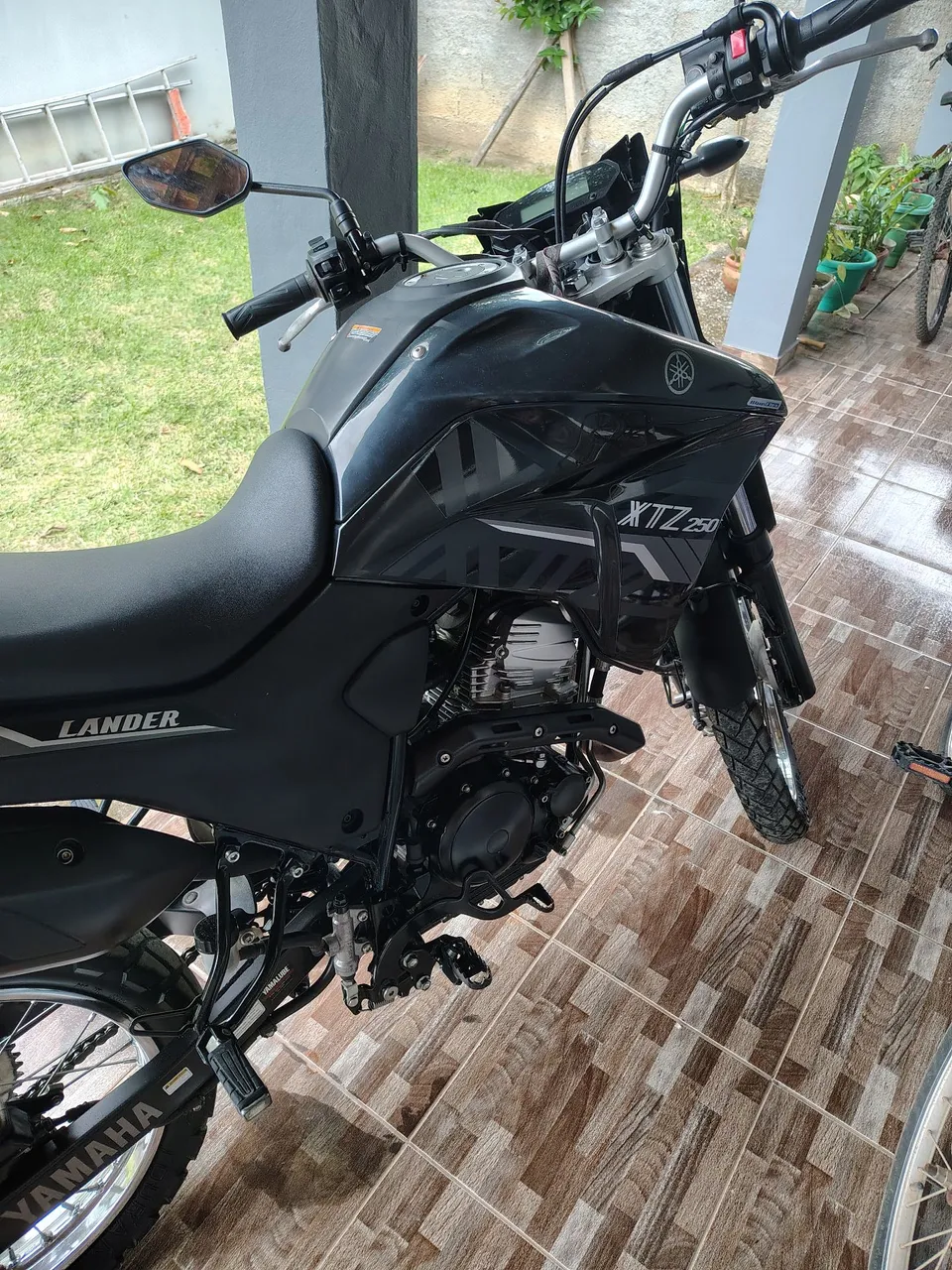 Lander 250 moto 