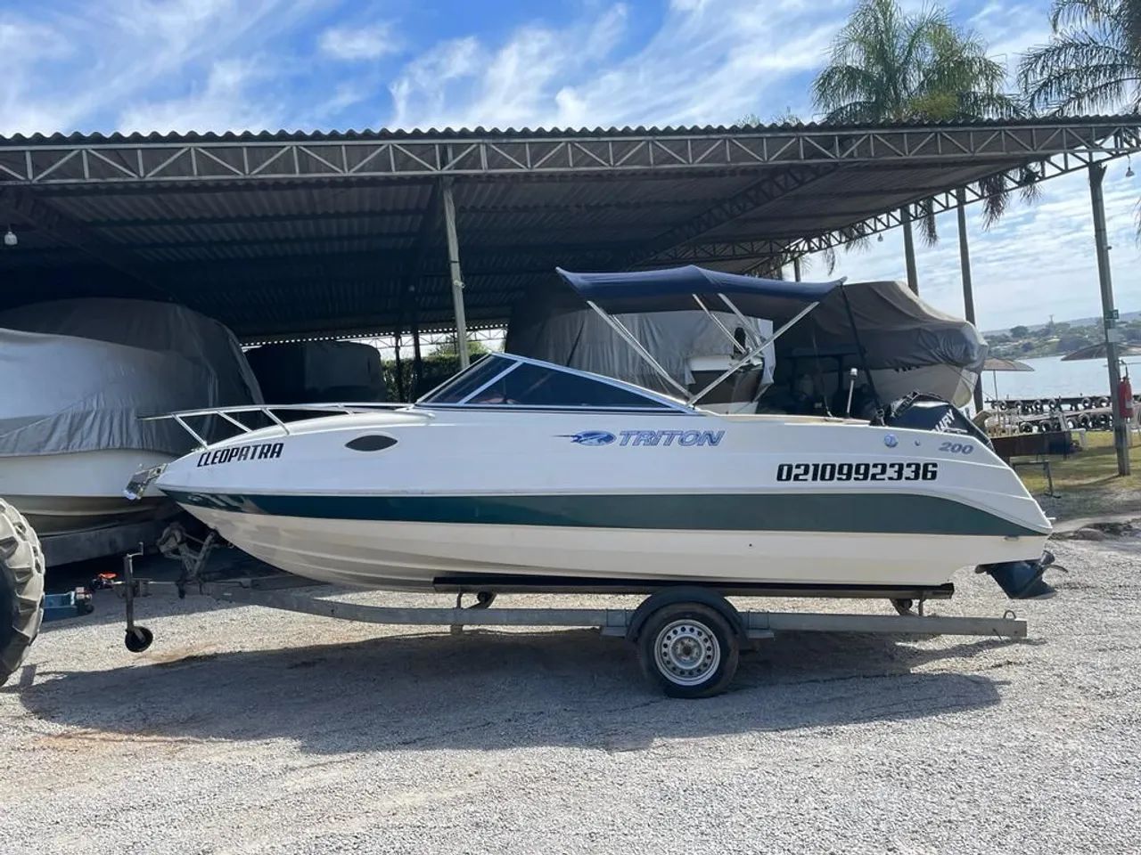 Lancha Triton 200 cabinada motor mercuru 115 Hp 4t conjunto ano 2010 apenas 230 horas 