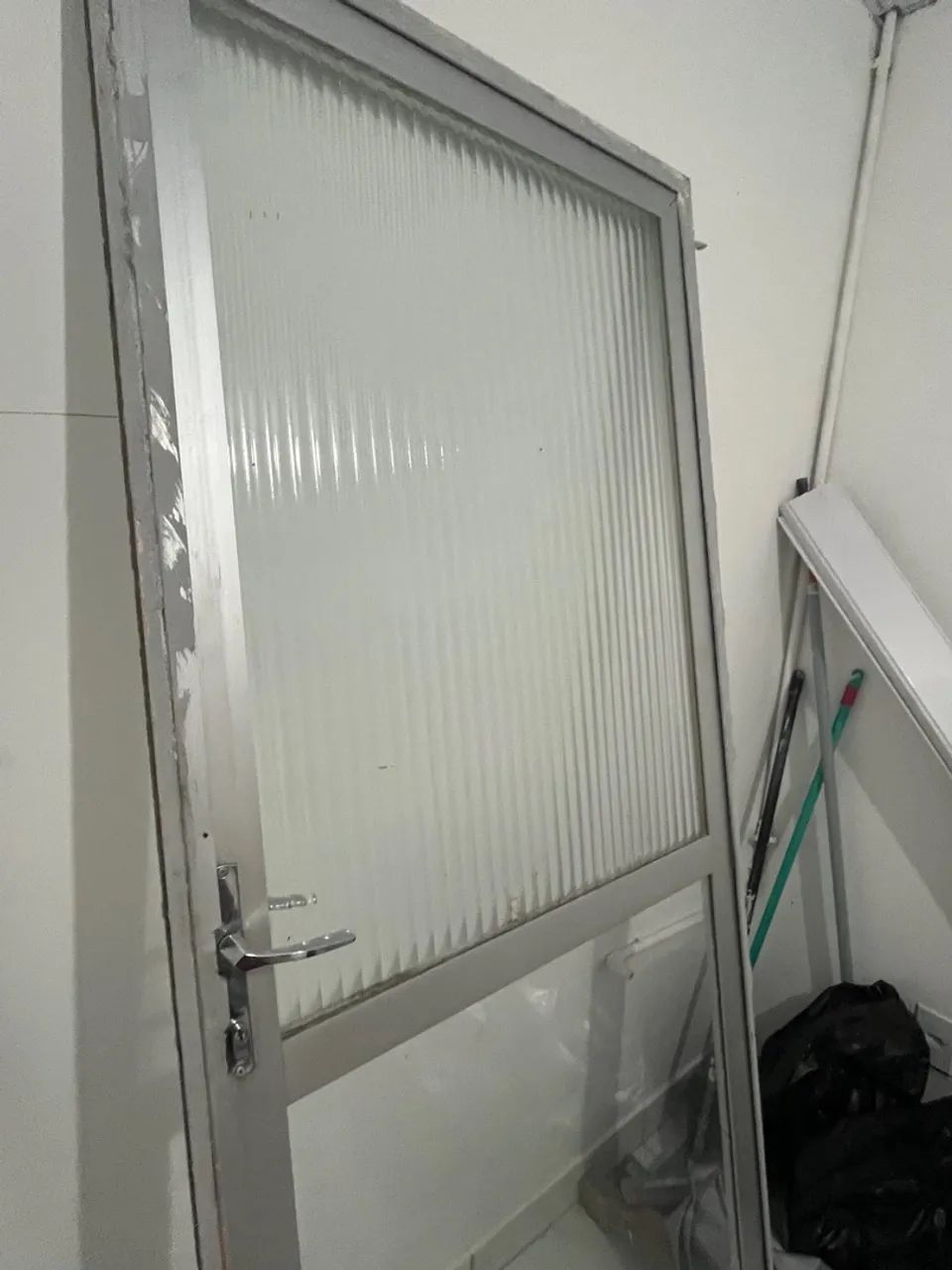 Porta de Alumínio com Vidro Canelado