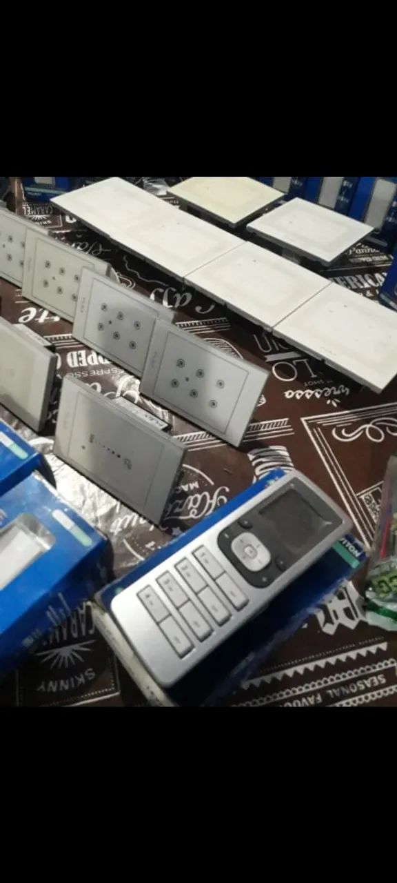 OLote de equipamentos de iluminação residencial Leviton FlexAutomation novos e seminovos