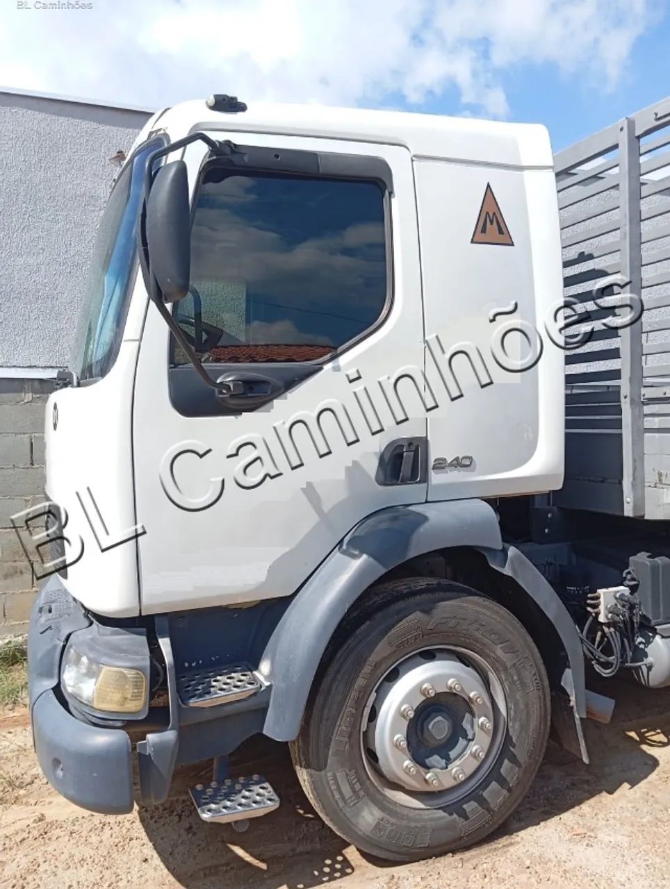 Volvo VM 240, ano 2005, Carroc. de Madeira, Motor Novo - Foto 4