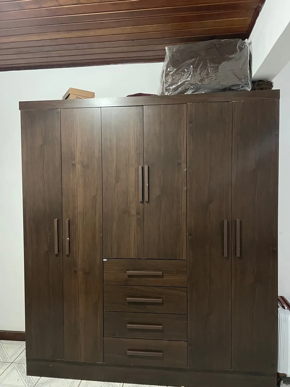 Guarda-Roupa Amadeirado com Gavetas