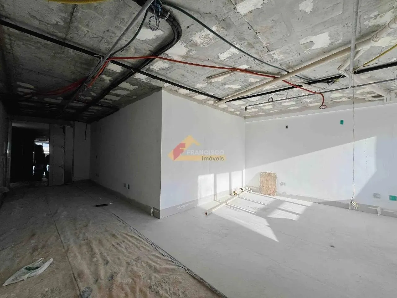 Sala comercial localizada no Centro