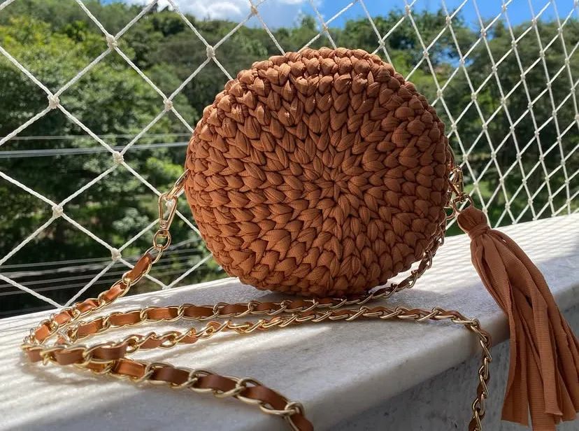 Bolsa de crochê em fio de malha 