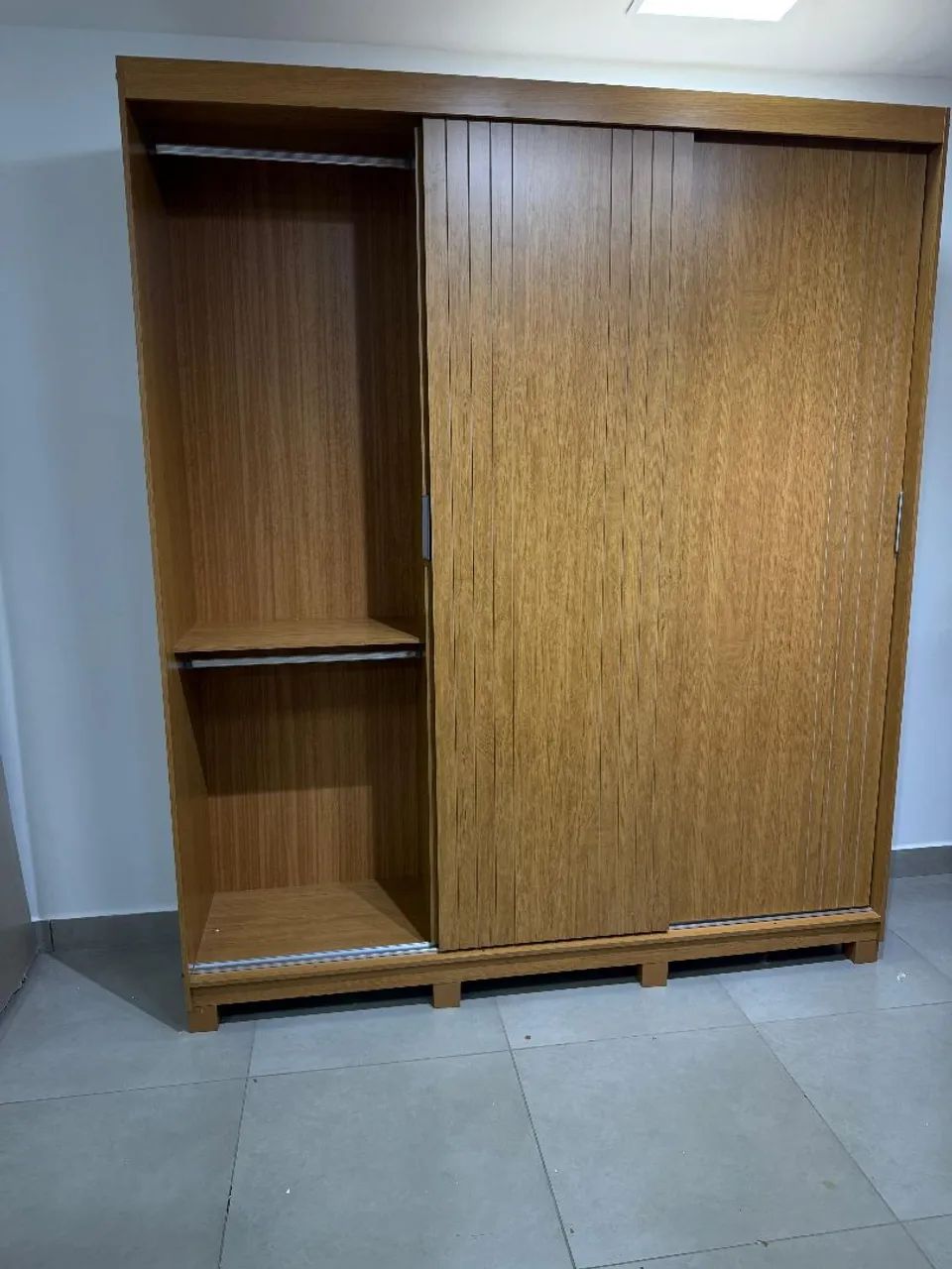 Guarda-Roupa de Madeira com 3 Portas de Correr e 2 gavetas  - Foto 2