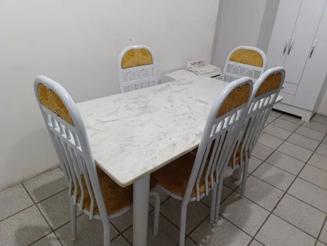 Mesa de mármore branca (SEM CADEIRAS)