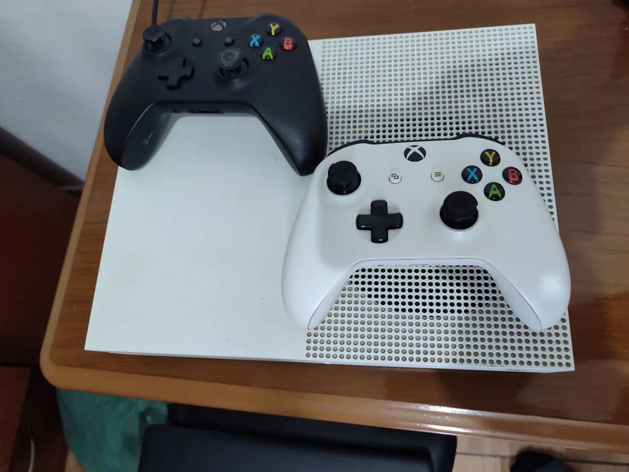 Xbox one S 1TB com 2 controles e 16 jogos - Foto 2
