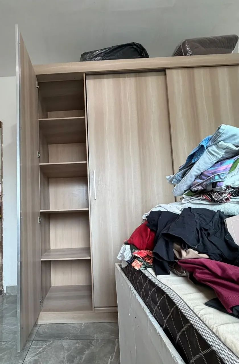 Guarda roupa 3 porta de casal , com 2 porta de correr e 1 com espelho  - Foto 3