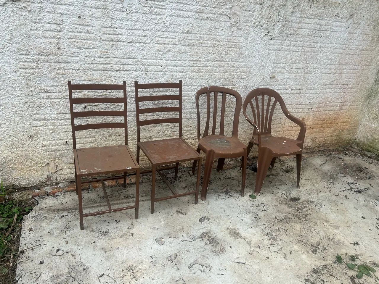 4 cadeiras super resistentes 2 de ferro e 2 de plástico 