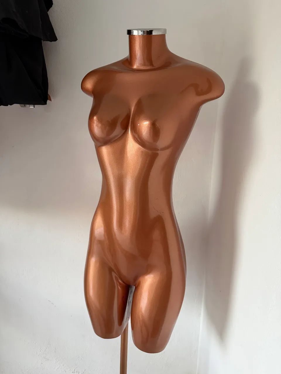 Dois manequins, 1 de fibra e 1 de tecido