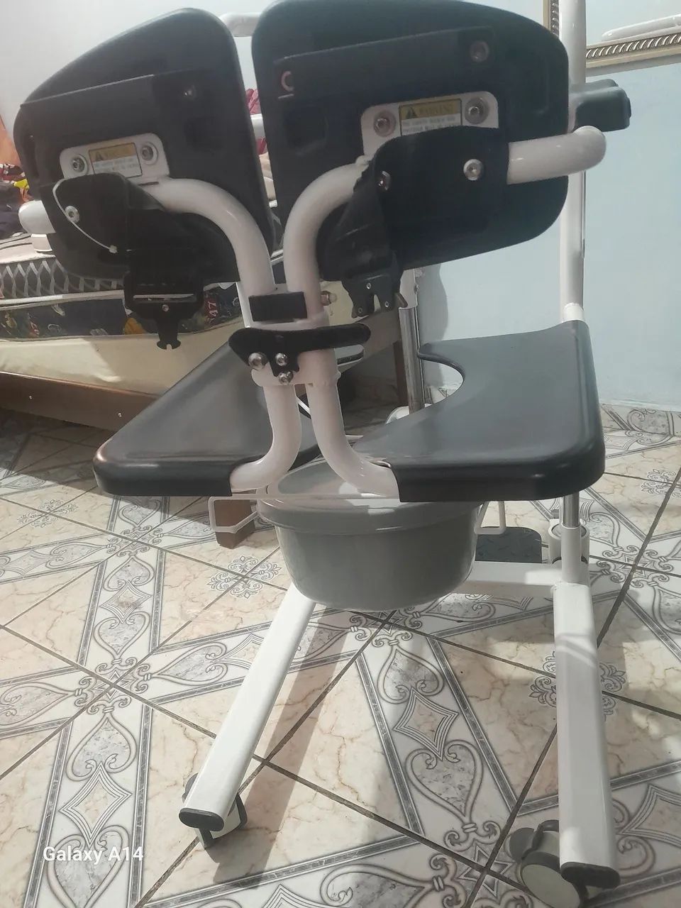 Cadeira de banho com várias utilidades.  - Foto 4