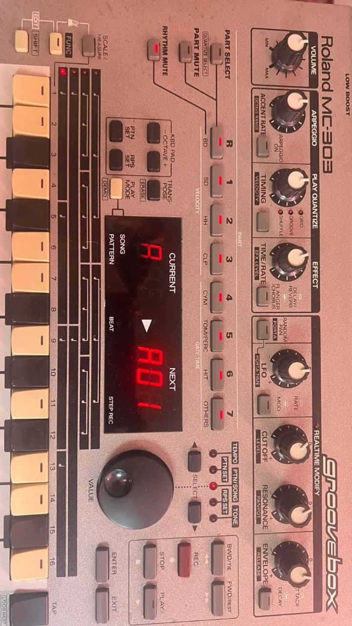 Roland MC 303 - Instrumentos musicais - Jardim Santa Bárbara