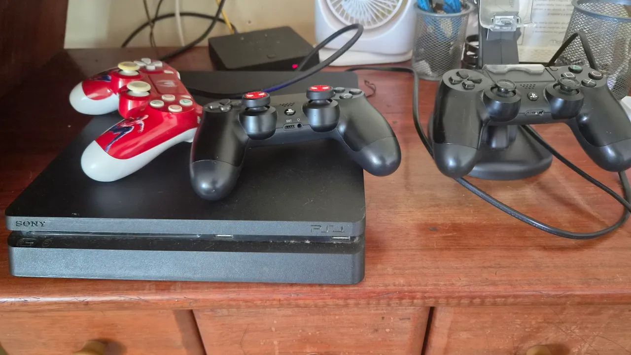 PS4 com 4 Jogos Atuais e 3 Controles