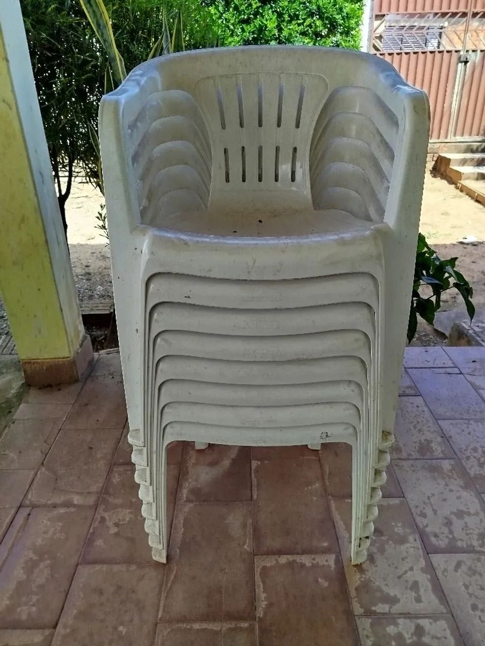  Vendo 8 cadeiras plástica 50 reais a unidade  - Foto 2