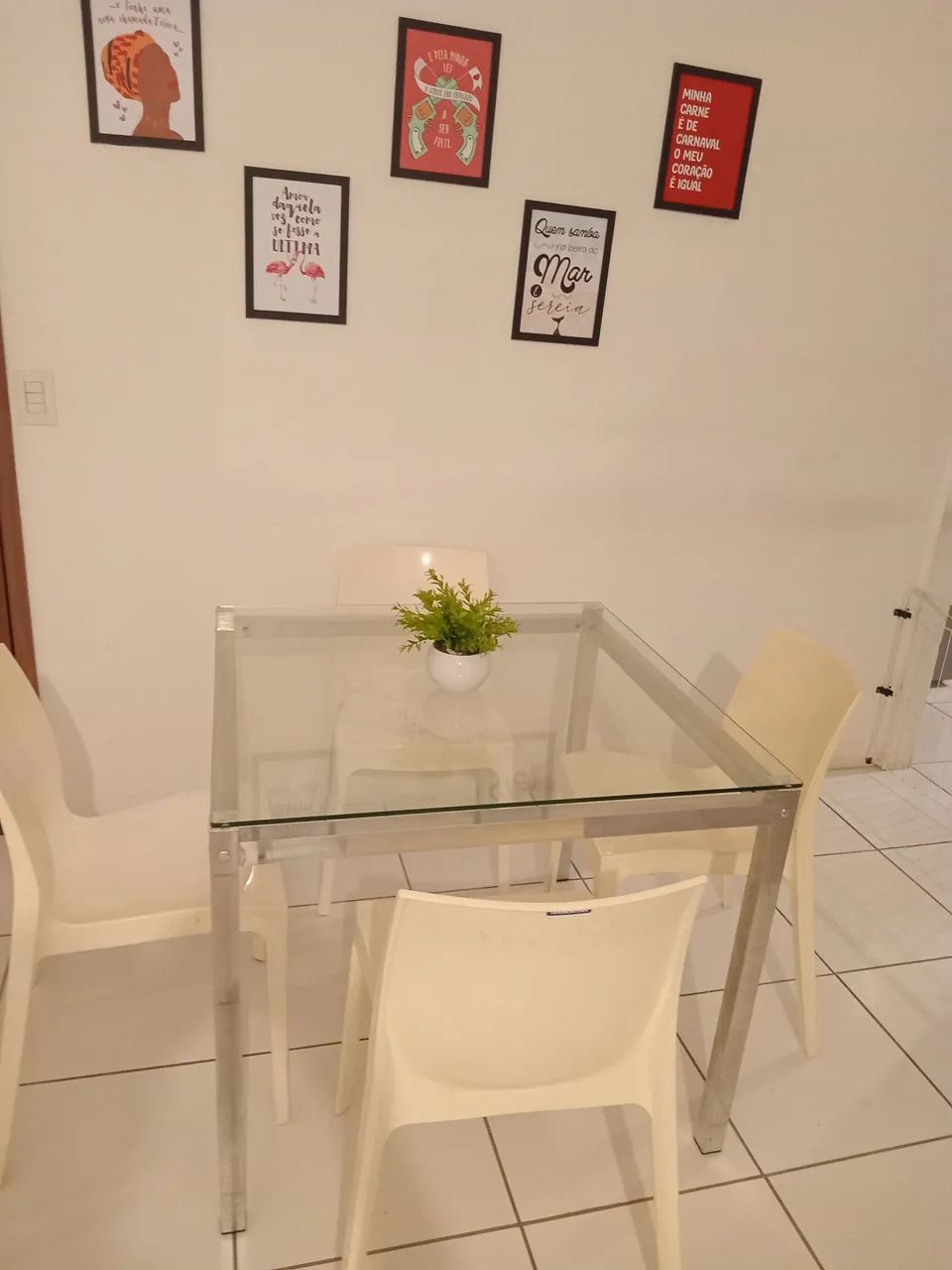 Mesa de jantar quadrada com 4 cadeiras e tampo de vidro espesso. Semi nova Tramontina.