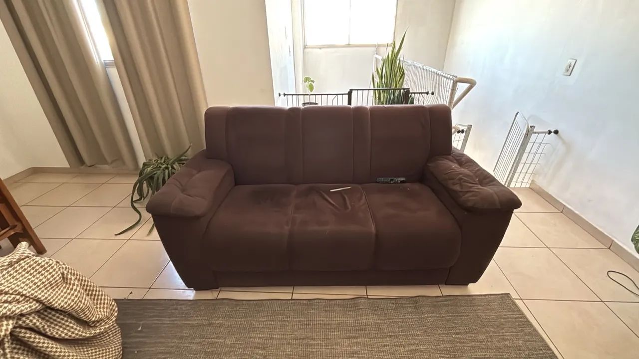 Sofá, rack, cama e mesa