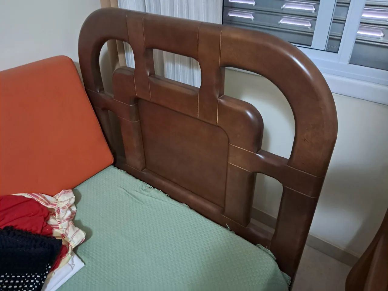 Cama de solteiro em madeira maciça com colchão. 