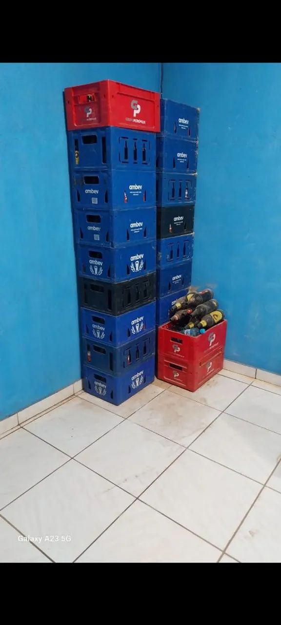 Garrafas de cerveja e galão de água  - Foto 2