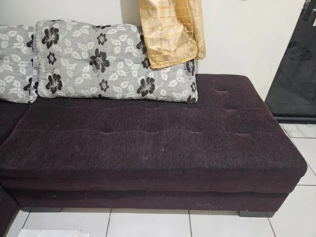 Dois sofás marrons acompanhando almofadas - Foto 2