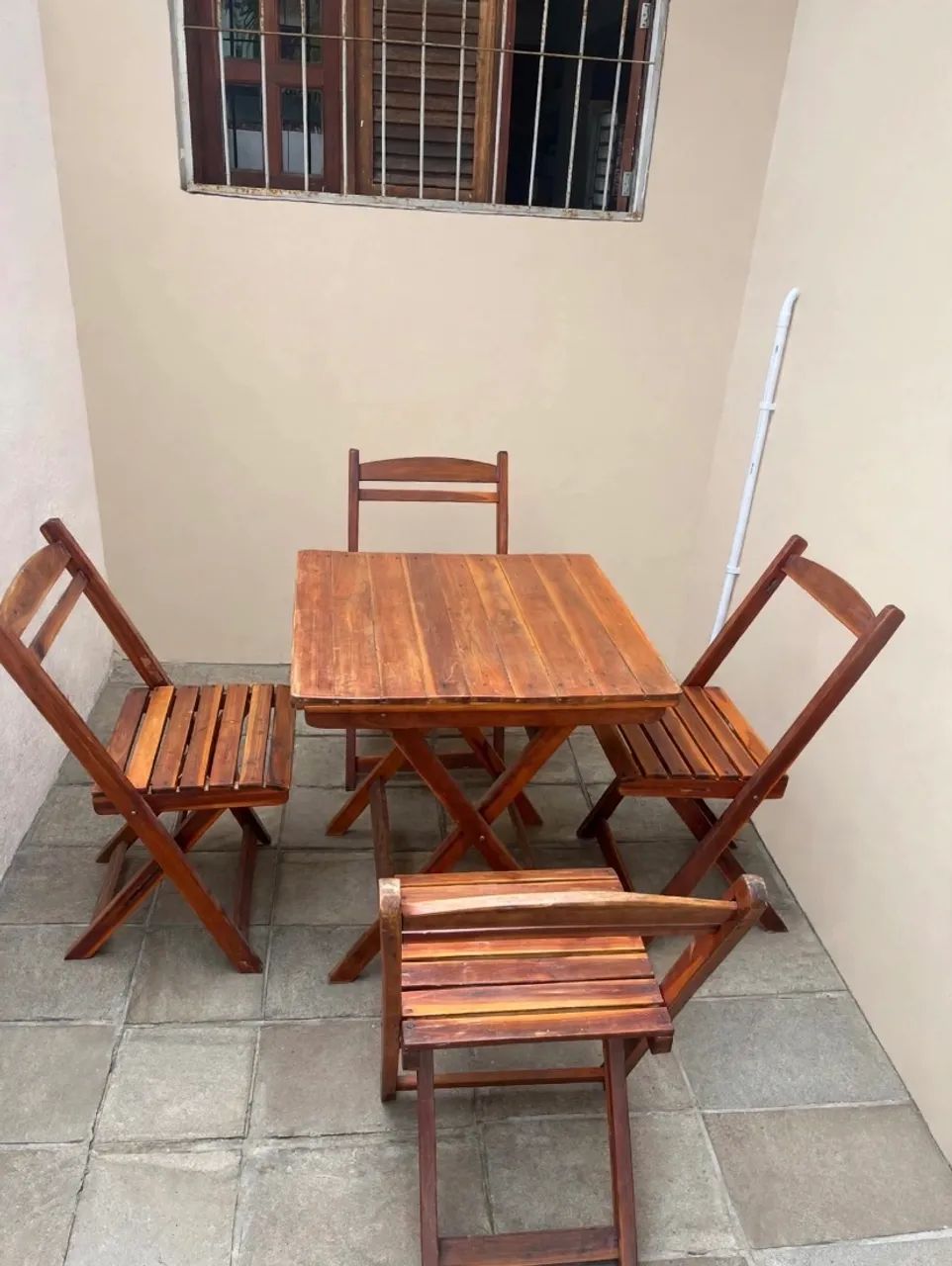 Mesa de madeira com cadeiras dobráveis 