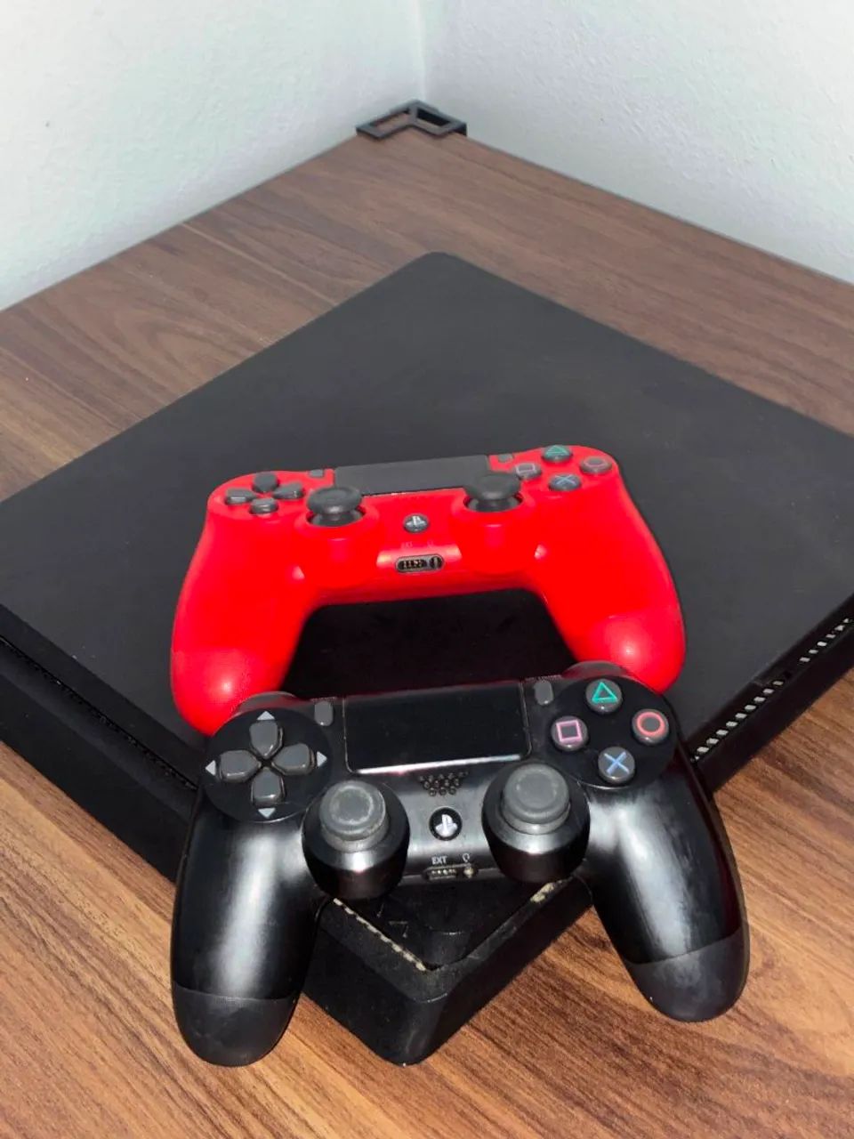 PS4 Slim + 2 Controles
